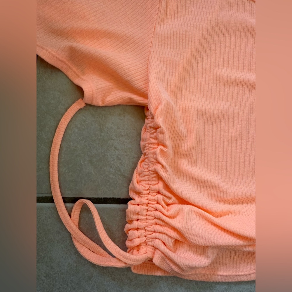 NWOT Coral Peach Cropped Ruched Top - Picture 2 of 3